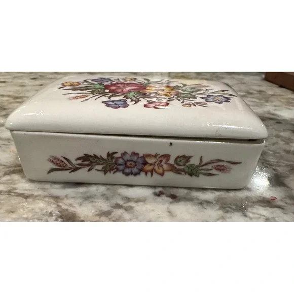 Wedgwood of Etruria Barlaston Floral Ceramic Trinket Box Made in England Cream - Picture 4 of 11
